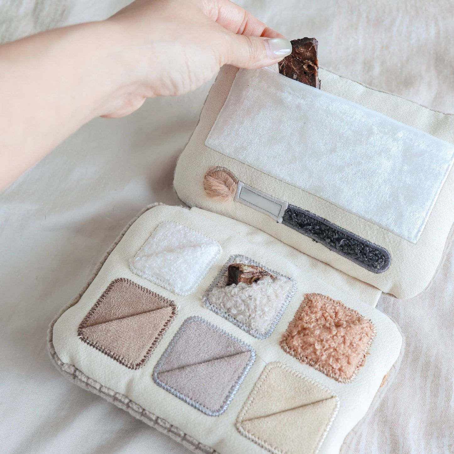 Lambwolf Collective - Eyeshadow Palette Enrichment Toy